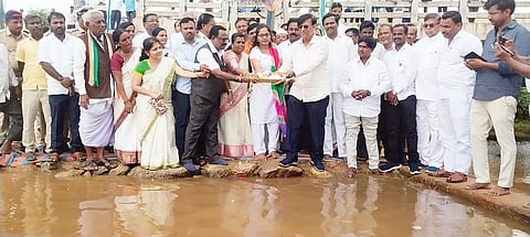 ಯಲಬುರ್ಗಾದ ಕೆಂಪುಕೆರೆಗೆ ಸಿಎಂ ಆರ್ಥಿಕ ಸಲಹೆಗಾರ ಬಸವರಾಜ ರಾಯರಡ್ಡಿ ಶುಕ್ರವಾರ ಬಾಗಿನ ಅರ್ಪಿಸಿದರು. ಪಪಂ ಮುಖ್ಯಾಧಿಕಾರಿ ನಾಗೇಶ, ಸದಸ್ಯರಾದ ರೇವಣೆಪ್ಪ ಹಿರೇಕುರುಬರ, ಡಾ.ನಂದಿತಾ ದಾನರಡ್ಡಿ, ಕಾಂಗ್ರೆಸ್ ತಾಲೂಕು ಅಧ್ಯಕ್ಷ ಕೆರಿಬಸಪ್ಪ ನಿಡುಗುಂದಿ ಇತರರಿದ್ದರು.