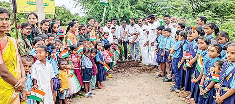 ಅಳವಂಡಿ ಸಮೀಪದ ಘಟ್ಟಿರಡ್ಡಿಹಾಳ ಗ್ರಾಮದ ಪ್ರಾಥಮಿಕ ಕೃಷಿ ಪತ್ತಿನ ಸಹಕಾರ ಸಂಘದಲ್ಲಿ ಸ್ವಾತಂತ್ರೊೃೀತ್ಸವ ನಿಮಿತ್ತ ಗಿಡ ನೆಡಲಾಯಿತು. ಪ್ರಾಕೃಪಸ ಸಂಘದ ಅಧ್ಯಕ್ಷ ಅಂದಾನಪ್ಪ ಡಂಬಳ, ಉಪಾಧ್ಯಕ್ಷ ಪ್ರಕಾಶ ಹಳ್ಳಿಗುಡಿ, ನಿರ್ದೇಶಕರಾದ ಉಮೇಶ ಡಂಬಳ, ಪಾರವ್ವ ಗಿರಡ್ಡಿ, ಸುರೇಶ, ಸಿಇಒ ಕಿರಣ ಅಂಗಡಿ, ಮುಖ್ಯಶಿಕ್ಷಕ ಮಹಮದ್‌ರಫಿ ಇತರರಿದ್ದರು.