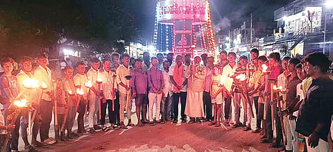 ಕನಕಗಿರಿಯ ವಾಲ್ಮೀಕಿ ವೃತ್ತದಲ್ಲಿ ಅಖಂಡ ಭಾರತ ಸಂಕಲ್ಪ ಯಾತ್ರೆ ನಿಮಿತ್ತ ಹಿಂದುಪರ ಸಂಘಟನೆಗಳಿಂದ ಪಂಜಿನ ಮೆರವಣಿಗೆ ನಡೆಯಿತು. ಹಿಂದು ಜಾಗರಣಾ ವೇದಿಕೆ ತಾಲೂಕು ಸಂಚಾಲಕ ಅಯ್ಯನಗೌಡರೆಡ್ಡಿ ಅಳ್ಳಳ್ಳಿ, ಬಿಜೆಪಿ ಮಂಡಲ ಅಧ್ಯಕ್ಷ ಸಣ್ಣ ಕನಕಪ್ಪ, ಆರ್‌ಎಸ್‌ಎಸ್‌ನ ಹನುಮಂತರೆಡ್ಡಿ ಮಹಲಿನಮನಿ, ಪ್ರಮುಖರಾದ ಸುರೇಶ ಕುರುಗೋಡು, ಹನುಮೇಶ ವಾಲೇಕಾರ, ಸಂಪತ್ ಕುಮಾರ, ಪ್ರಕಾಶ ಚಕ್ರಸಾಲಿ ಇತರರಿದ್ದರು.