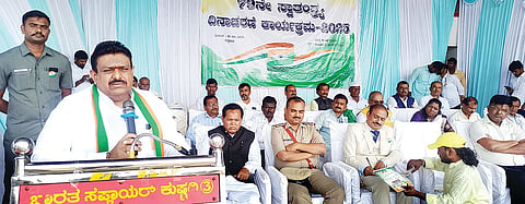 ಕುಷ್ಟಗಿ ತಾಲೂಕು ಕ್ರೀಡಾಂಗಣದಲ್ಲಿ ಹಮ್ಮಿಕೊಂಡಿದ್ದ ಸ್ವಾತಂತ್ರ್ಯೋತ್ಸವ ಕಾರ್ಯಕ್ರಮದಲ್ಲಿ ಶಾಸಕ ದೊಡ್ಡನಗೌಡ ಪಾಟೀಲ್ ಮಾತನಾಡಿದರು. ತಹಸೀಲ್ದಾರ್ ಅಶೋಕ ಶಿಗ್ಗಾವಿ, ತಾಪಂ ಇಒ ಪಂಪಾಪತಿ ಹಿರೇಮಠ, ಸಿಪಿಐ ಯಶವಂತ ಬಿಸನಳ್ಳಿ, ಪ್ರಭಾರ ಬಿಇಒ ಎಂ.ಜಗದೀಶಪ್ಪ, ಸಿಡಿಪಿಒ ಯಲ್ಲಮ್ಮ ಹಂಡಿ ಇತರರಿದ್ದರು.