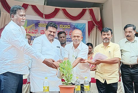 ತಾವರಗೇರಾದ ಕರ್ನಾಟಕ ಪಬ್ಲಿಕ್ ಶಾಲೆಯ ಬಾಲಕಿಯರ ಪ್ರೌಢಶಾಲೆಯಲ್ಲಿ ಹಮ್ಮಿಕೊಂಡಿದ್ದ ತರಗತಿ ಕೊಠಡಿ ಉದ್ಘಾಟನಾ ಕಾರ್ಯಕ್ರಮವನ್ನು ಶಾಸಕ ದೊಡ್ಡನಗೌಡ ಪಾಟೀಲ ಉದ್ಘಾಟಿಸಿದರು. ಬಿಇಒ ಜಗದೀಶಪ್ಪ, ಪ್ರಾಚಾರ್ಯ ಸುಭಾಷ್ ಪೋರೆ, ಮುಖ್ಯಶಿಕ್ಷಕ ಮಂಜುನಾಥ ಬಿಳೇಗುಡ್ಡ ಇತರರಿದ್ದರು.