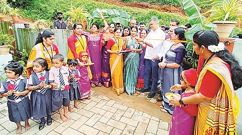 ನಾಪೋಕ್ಲು ಸಮೀಪದ ಹಳೇ ತಾಲೂಕು ಅಂಗನವಾಡಿ ಕೇಂದ್ರದಲ್ಲಿ ಎಲ ಕೆಜಿ ಹಾಗೂ ಯುಕೆಜಿ ತರಗತಿಯನ್ನು ಶಾಸಕ ಎ.ಎಸ್. ಪೊನ್ನಣ್ಣ ಉದ್ಘಾಟಿಸಿದರು.