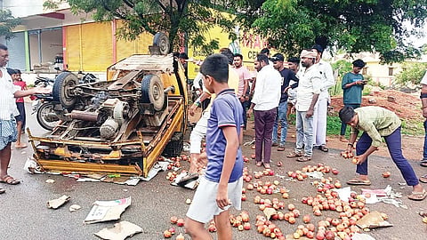 ಕನಕಗಿರಿಯ ಮುದಗಲ್-ಗಂಗಾವತಿ ರಾಜ್ಯ ಹೆದ್ದಾರಿಯ ಎಪಿಎಂಸಿ ಗೇಟ್ ಬಳಿ ಆಟೋ ಪಲ್ಟಿಯಾಗಿ ಹಣ್ಣುಗಳು ಚೆಲ್ಲಾಪಿಲ್ಲಿಯಾಗಿರುವುದು.