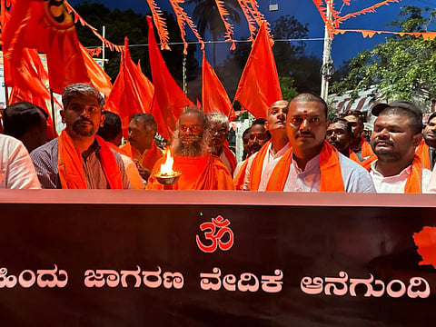 ಗಂಗಾವತಿ ತಾಲೂಕಿನ ಆನೆಗೊಂದಿಯಲ್ಲಿ ಅಖಂಡ ಭಾರತ ಸಂಕಲ್ಪ ದಿನಾಚರಣೆ ನಿಮಿತ್ತ ಪಂಜಿನ ಮೆರವಣಿಗೆ ನಡೆಯಿತು. ವಾಲಿಕಿಲ್ಲಾ ಮ್ಯಾಗೋಟ ಆದಿಶಕ್ತಿ ದೇವಾಲಯದ ಮುಖ್ಯಸ್ಥ ಬ್ರಹ್ಮಾನಂದಯ್ಯ ಸ್ವಾಮಿ, ಗ್ರಾಪಂ ಸದಸ್ಯ ಎಚ್.ಎಂ.ಮಲ್ಲಿಕಾರ್ಜುನ ಸ್ವಾಮಿ, ವೇದಿಕೆ ಜಿಲ್ಲಾ ಸಂಚಾಲಕ ವೀರೇಶ ಹಂಚಿನಾಳ ಇತರರಿದ್ದರು.