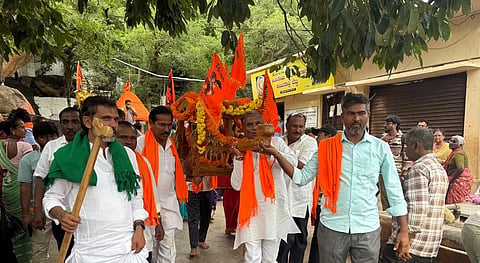 ಗಂಗಾವತಿ ತಾಲೂಕಿನ ಅಂಜನಾದ್ರಿ ಬೆಟ್ಟದಲ್ಲಿ ಶ್ರಾವಣ ಮಾಸದ ನಿಮಿತ್ತ ಹಮ್ಮಿಕೊಂಡಿದ್ದ ಅಂಜನಾದ್ರಿ ಪರಿಕ್ರಮದಲ್ಲಿ ಮಾಜಿ ಶಾಸಕ ಪರಣ್ಣ ಮುನವಳ್ಳಿ ಪಲ್ಲಕ್ಕಿ ಸೇವೆಗೆ ಚಾಲನೆ ನೀಡಿದರು. ಅಂಜನಾದ್ರಿ ಭಕ್ತಿ ಮಂಡಳಿ ಸದಸ್ಯ ಜಿ.ಹಂಪೇಶ ಹರಿಗೋಲು, ಬಂಜಾರ ಸಮಾಜದ ಜಿಲ್ಲಾಧ್ಯಕ್ಷ ಪಿ.ಲಕ್ಷ್ಮಣನಾಯ್ಕ ಇತರರಿದ್ದರು.