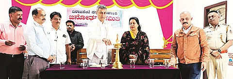 ವಿರಾಜಪೇಟೆಯ ಅಂಬೇಡ್ಕರ್ ಭವನದಲ್ಲಿ ಆಯೋಜಿಸಿದ್ದ ಜನೋತ್ಸವ ಸಮಿತಿ ಸಭೆಯಲ್ಲಿ ಎ.ಎಸ್.ಪೊನ್ನಣ್ಣ, ಶಬರೀಶ್ ಶೆಟ್ಟಿ , ಅನೂಪ್ ಮಾದಪ್ಪ, ನಾಚಪ್ಪ, ಫಸಿಹಾ ತಬುಸುಮ್ ಇದ್ದರು.