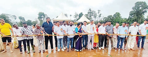 ನಾಪೋಕ್ಲು ಹಿಂದು ಮಲಯಾಳಿ ಸಂಘದ ವತಿಯಿಂದ ಜಿಎಂಪಿ ಶಾಲಾ ಮೈದಾನದಲ್ಲಿ ಆಯೋಜಿಸಲಾಗಿದ್ದ ಜಿಲ್ಲಾಮಟ್ಟದ ಹಗ್ಗ ಜಗ್ಗಾಟ ಸ್ಪರ್ಧೆ ಕಾರ್ಯಕ್ರಮವನ್ನು ಶಾಸಕ ಎ.ಎಸ್. ಪೊನ್ನಣ್ಣ ಉದ್ಘಾಟಿಸಿದರು.
