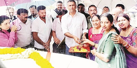 ನಾಪೋಕ್ಲು ಗ್ರಾಮ ಪಂಚಾಯಿತಿಯಿಂದ ನೀಡಲಾದ ಮಲ ತ್ಯಾಜ್ಯ ನಿರ್ವಹಣಾ ಸಂಚಾರಿ ಘಟಕದ ವಾಹನದ ಕೀಲಿಯನ್ನು ಗ್ರಾಮ ಪಂಚಾಯಿತಿ ಅಧ್ಯಕ್ಷೆ ವನಜಾಕ್ಷಿ ರೇಣುಕೇಶ್‌ಗೆ ಶಾಸಕರು ಹಸ್ತಾಂತರಿಸಿದರು.