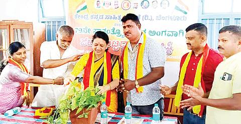  ಜಿಲ್ಲಾ ಮಟ್ಟದ ಕವಿಗೋಷ್ಠಿ ಕಾರ್ಯಕ್ರಮವನ್ನು ಕೆ.ಪಿ.ಚಂದ್ರಕಲಾ ಉದ್ಘಾಟಿಸಿದರು. ಡಾ.ಎಚ್.ಎಂ.ರಘು ಕೋಟಿ, ಅನಂತ ತೀರ್ಥ, ರಾಣಿ ರವೀಂದ್ರ ಇತರರು ಇದ್ದರು.