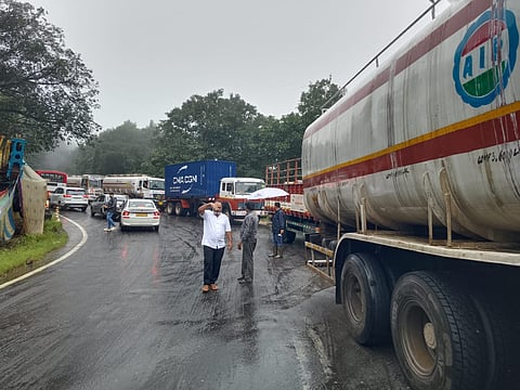 ಭಾರಿ ಮಳೆಗೆ ಶಿರಾಡಿಘಾಟ್ ರಸ್ತೆಯಲ್ಲಿ ಟ್ರಾಫಿಕ್ ಜಾಮ್