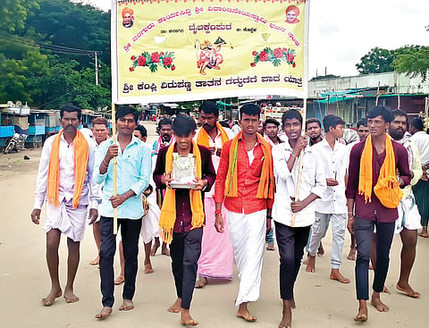 ಬೈಲಕ್ಕುಂಪುರ ಗ್ರಾಮದ ಶ್ರೀ ವರಗುರು ಕಾರ್ಯಸಿದ್ಧಿ ಶ್ರೀ ವೀರಾಂಜನೇಯ ಸ್ವಾಮಿ ಭಜನಾ ತಂಡದಿಂದ ಕಂಪ್ಲಿಯ ವಿರುಪಣ್ಣ ತಾತನ ಮಠಕ್ಕೆ ಪಾದಯಾತ್ರೆ ಆರಂಭಿಸಲಾಯಿತು. ಪ್ರಮುಖರಾದ ವಿರುಪಣ್ಣ ತುರ್ವಿಹಾಳ, ದುರುಗಣ್ಣ ಗುರಿಕಾರ, ವಿರುಪಣ್ಣ ಗುರಿಕಾರ್, ವಿರುಪಣ್ಣ ಬಳ್ಳೊಳ್ಳಿ ಇತರರಿದ್ದರು.