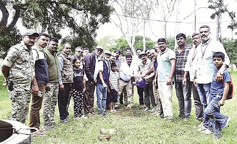 ಗುಂಡ್ಲುಪೇಟೆ ತಾಲೂಕಿನ ಬಂಡೀಪುರದಲ್ಲಿ ಅರಣ್ಯ ಇಲಾಖೆ ಆಯೋಜಿಸಿದ್ದ ಫ್ರೆಂಡ್ಸ್ ಆಫ್ ಬಂಡೀಪುರ ಕಾರ್ಯಕ್ರಮದಲ್ಲಿ ಪಾಲ್ಗೊಂಡಿದ್ದ ಪರಿಸರಾಸಕ್ತರು ಕಳ್ಳಬೇಟೆ ನಿಗ್ರಹ ಶಿಬಿರದ ಸಿಬ್ಬಂದಿಯೊಂದಿಗೆ ಸಂವಾದ ನಡೆಸಿದರು.