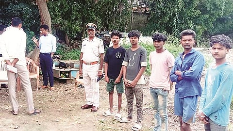 ಗುಂಡ್ಲುಪೇಟೆ ತಾಲೂಕಿನ ಹಿರೀಕಾಟಿ ಸಮೀಪದ ಕ್ರಷರ್‌ನಲ್ಲಿ ಪತ್ತೆಯಾದ ಬಾಲಕಾರ್ಮಿಕರನ್ನು ಅಧಿಕಾರಿಗಳು ವಶಕ್ಕೆ ಪಡೆದಿರುವುದು. ಎಂ.ಎಸ್.ತನ್ಮಯಿ, ನಾರಾಯಣಮೂರ್ತಿ, ಗಣೇಶ್, ಪ್ರಸನ್ನಮೂರ್ತಿ ಇದ್ದರು.