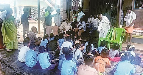 ಪೆದ್ದನಪಾಳ್ಯ ಗ್ರಾಮಕ್ಕೆ ಬಿಇಒ ಗುರುಲಿಂಗಯ್ಯ ಭೇಟಿ ನೀಡಿ ಗ್ರಾಮಸ್ಥರೊಂದಿಗೆ ಮಾತುಕತೆ ನಡೆಸಿದರು. 