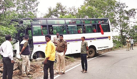 ತಾಳುಬೆಟ್ಟದ 4ನೇ ತಿರುವಿನಲ್ಲಿ ಮಿನಿ ಬಸ್ ತಡೆಗೋಡೆಗೆ ಡಿಕ್ಕಿ ಹೊಡೆದು ಅರಣ್ಯ ಪ್ರದೇಶದತ್ತ ನುಗ್ಗಿರುವುದು. 
