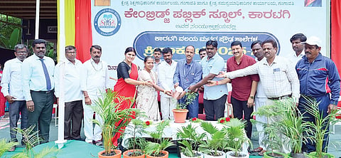 ಕಾರಟಗಿಯಲ್ಲಿ ಆಯೋಜಿಸಿದ್ದ ವಲಯ ಮಟ್ಟದ ಪ್ರೌಢಶಾಲೆಗಳ ಕ್ರೀಡಾಕೂಟ ಕಾರ್ಯಕ್ರಮವನ್ನು ಬಿಇಒ ಎಚ್.ಬಿ.ನಟೇಶ್ ಉದ್ಘಾಟಿಸಿದರು. ಪುರಸಭೆ ಮುಖ್ಯಾಧಿಕಾರಿ ಸಾಬಣ್ಣ ಕಟ್ಟೀಕಾರ್, ಶಿಕ್ಷಣ ಸಂಯೋಜಕ ರಾಘವೇಂದ್ರ, ತಾಲೂಕು ದೈಹಿಕ ಪರಿವೀಕ್ಷಕ ಎಸ್.ಎನ್.ಸರಸ್ವತಿ, ಕೇಂಬ್ರಿಡ್ಜ್ ಶಾಲೆ ಸಂಸ್ಥಾಪಕ ಅಧ್ಯಕ್ಷೆ ಲೀಲಾ ಮಲ್ಲಿಕಾರ್ಜುನ, ಕಾರ್ಯದರ್ಶಿ ಮಲ್ಲಿಕಾರ್ಜುನ್ ಬಿಚಗಲ್ ಇತರರಿದ್ದರು.