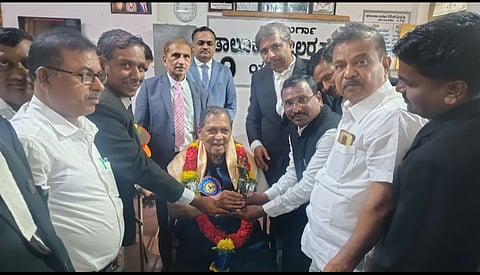 ಯಲಬುರ್ಗಾ ವಕೀಲರ ಸಂಘದ ಕಚೇರಿ ಭೇಟಿ ನೀಡಿದ್ದ ನಿವೃತ್ತ ನ್ಯಾಯಾಧೀಶ ಸಂತೋಷ ಹೆಗಡೆ ಅವರನ್ನು ಸನ್ಮಾನಿಸಲಾಯಿತು. ಜಿಲ್ಲಾ ವಿಶ್ರಾಂತ ನ್ಯಾಯಾಧೀಶರಾದ ಎಸ್.ಜಿ.ಪಲ್ಲೇದ, ಎಸ್.ಎಚ್.ಮಿಟ್ಟಲಕೋಡ, ಕೀಣಕೇರಿ, ಬಾಳಪ್ಪ ಭೂತೆ, ಎಸ್.ಎನ್.ಗದ್ದಿ, ಯಲಬುರ್ಗಾ ಹಿರಿಯ ಶ್ರೇಣಿ ನ್ಯಾಯಾಧೀಶ ಜೆ.ರಂಗಸ್ವಾಮಿ, ಕಿರಿಯ ಶ್ರೇಣಿ ನ್ಯಾಯಾಧೀಶ ಸಂಜೀವ್ ಪಶ್ಚಪೂರ ಇತರರಿದ್ದರು.