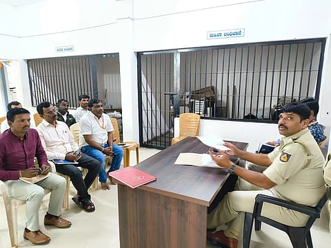 ಕನಕಗಿರಿ ಪೊಲೀಸ್ ಠಾಣೆಯಲ್ಲಿ ಗಣೇಶ ಹಬ್ಬ ನಿಮಿತ್ತ ಹಮ್ಮಿಕೊಂಡಿದ್ದ ಪಿಡಿಒಗಳ ಸಭೆಯಲ್ಲಿ ಪಿಐ ಎಂ.ಡಿ.ಫೈಜುಲ್ಲಾ ಮಾತನಾಡಿದರು. ಪಿಡಿಒಗಳಾದ ಹನುಮಂತಪ್ಪ, ಬಸವರಾಜ ಸಂಕನಾಳ, ನಾಗೇಶ ಪೂಜಾರ, ಲಕ್ಷ್ಮಣ್ ಹಿರೇಖೇಡ ಇತರರಿದ್ದರು.