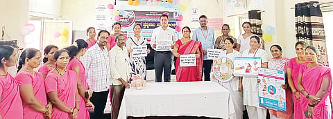 ದೇವದುರ್ಗದ ಸಾರ್ವಜನಿಕ ಆಸ್ಪತ್ರೆಯಲ್ಲಿ ವಿಶ್ವ ಸ್ತನ್ಯಪಾನ ದಿನ ಆಚರಿಸಲಾಯಿತು. ಮಕ್ಕಳ ತಜ್ಞ ಡಾ.ಶಿವಕುಮಾರ್ ದೇಸಾಯಿ, ವೈದ್ಯಾಧಿಕಾರಿ ಡಾ.ನಿರ್ಮಲಾ ದೇವಿ, ಆರೋಗ್ಯ ಶಿಕ್ಷಣಾಧಿಕಾರಿ ಶಿವಪ್ಪ ಭೂಮನಗುಂಡ, ಆಶಾ ಕಾರ್ಯಕರ್ತೆಯರಾದ ದೀಪಾ, ದೀಪಿಕಾ, ಶಾಂತಮ್ಮ, ನಾಗಮ್ಮ, ಸುಜಾತಾ, ಶ್ರುತಿ, ರೇಣುಕಾ, ತಾಯಮ್ಮ ಇತರರಿದ್ದರು.