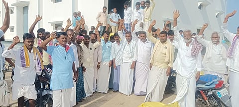 ಬೇಡಿಕೆಗೆ ತಕ್ಕಂತೆ ರಸಗೊಬ್ಬರ ನೀಡಬೇಕೆಂದು ಒತ್ತಾಯಿಸಿ ತೋರಣದಿನ್ನಿಯ ಪ್ರಾಕೃಪಸ ಸಂಘದ ಮುಂದೆ ರೈತರು ಪ್ರತಿಭಟನೆ ನಡೆಸಿದರು. ಪ್ರಮುಖರಾದ ಸೂರ್ಯಪ್ರಕಾಶ ಸ್ವಾಮಿ, ಹುಸೇನಪ್ಪ ತಳವಾರ, ರಮೇಶ, ಮಹಾದೇವ ಹಿರೆದಿನ್ನಿ, ಶರಣಪ್ಪ ಶಾವಂತಗೇರ ಇತರರಿದ್ದರು.