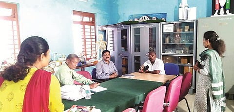  ಯಳಂದೂರು ಪಟ್ಟಣದ ಕರ್ನಾಟಕ ಪಬ್ಲಿಕ್ ಶಾಲೆಗೆ ಇತ್ತೀಚೆಗೆ ಮಹಿಳಾ ಮತ್ತು ಮಕ್ಕಳ ರಕ್ಷಣಾ ಆಯೋಗದ ಸದಸ್ಯ ವೆಂಕಟೇಶ್ ಭೇಟಿ ನೀಡಿ ಇಲ್ಲಿನ ಶಿಕ್ಷಕರೊಂದಿಗೆ ಮಾತುಕತೆ ನಡೆಸಿದರು. ಉಪ ಪ್ರಾಂಶುಪಾಲ ನಂಜುಂಡಯ್ಯ ಸೇರಿದಂತೆ ಇತರರು ಇದ್ದರು.