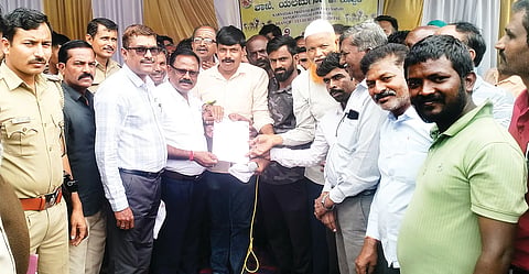ಯಲಬುರ್ಗಾದಲ್ಲಿ ಕರ್ನಾಟಕ ಬೀದಿಬದಿ ವ್ಯಾಪಾರಿ ಸಂಘಟನೆಗಳ ಒಕ್ಕೂಟದಿಂದ ವಿವಿಧ ಬೇಡಿಕೆಗಳ ಈಡೇರಿಕೆಗೆ ಆಗ್ರಹಿಸಿ ಪಪಂ ಮುಖ್ಯಾಧಿಕಾರಿ ನಾಗೇಶಗೆ ಮನವಿ ಸಲ್ಲಿಸಲಾಯಿತು. ಪ್ರಮುಖರಾದ ಗೌಸುಸಾಬ್, ಯಮನೂರ ನಾಯಕ ಇತರರಿದ್ದರು.