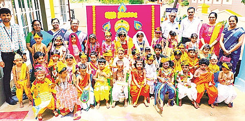 ಕೊಳ್ಳೇಗಾಲದ ವಾಸವಿ ಮಾಂಟೆಸ್ಸರಿ ಶಾಲೆ ಮಕ್ಕಳು  ಕೃಷ್ಣ ಮತ್ತು ರಾಧೆ ವೇಷ ತೊಟ್ಟು ಗಮನ ಸೆಳೆದರು. ಡಾ.ಪಿ.ಜಿ ಶ್ರೀಧರ್, ವೆಂಕಟೇಶ್‌ಬಾಬು, ಸುಮಂತ್ ವಿ.ಅಚ್ಚಮ್, ಭಾವನಾ, ಸ್ವಪ್ನಾ, ರವಿಕುಮಾರ್, ವಾಸವಾಂಬ, ಬಿ.ಎಸ್.ಗೀತಾ, ಪೂರ್ಣಿಮಾ ಇದ್ದರು.