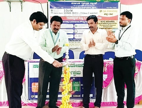 ಗಂಗಾವತಿ ತಾಲೂಕಿನ ವಡ್ಡರಹಟ್ಟಿ ಕ್ಯಾಂಪ್ ಜಿಲ್ಲಾ ಕಷಿ ತರಬೇತಿ ಕೇಂದ್ರದಲ್ಲಿ ಹಮ್ಮಿಕೊಂಡಿದ್ದ ಗ್ರಾಪಂ ಮಟ್ಟದ ಆರ್ಥಿಕ ಯೋಜನೆಗಳ ಪರಿಪೂರ್ಣತೆ ಅಭಿಯಾನವನ್ನು ಕರ್ನಾಟಕ ಗ್ರಾಮೀಣ ಬ್ಯಾಂಕ್ ಜಿಲ್ಲಾ ವಿಭಾಗದ ಮುಖ್ಯಸ್ಥ ನಿತ್ಯಾನಂದ ಕುಲ್ಲೋಳಿ ಉದ್ಘಾಟಿಸಿದರು. ಎಸ್‌ಬಿಐ ಆರ್ಥಿಕ ಸಾಕ್ಷರತಾ ಸಲಹೆಗಾರ ಟಿ.ಆಂಜನೇಯ, ಪಿಡಿಒ ಸುರೇಶ ಛಲವಾದಿ, ವಲಯ ಹಿರಿಯ ವ್ಯವಸ್ಥಾಪಕ ಗಿರೀಶ್ ಇದ್ದರು.