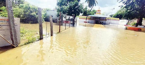 ತಾವರಗೇರಾದ ರಾಯನಕೆರೆ ಒಡ್ಡಿನಲ್ಲಿ ಬೋಂಗಾ ಬಿದ್ದು ವೈಜನಾಥ ದೇವಸ್ಥಾನ ಜಲಾವೃತ ಆಗಿರುವುದು.