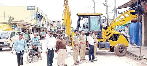 ಯಲಬುರ್ಗಾದಲ್ಲಿ ಬೀದಿಬದಿ ವ್ಯಾಪಾರಸ್ಥರು ಹಾಗೂ ಕೆಲ ವರ್ತಕರ ಅನಧಿಕೃತ ಅಂಗಡಿ ಮತ್ತು ಶೆಡ್‌ಗಳ ತೆರವು ಕಾರ್ಯಾಚರಣೆ ಶನಿವಾರ ನಡೆಯಿತು. ಪಪಂ ಮುಖ್ಯಾಧಿಕಾರಿ ನಾಗೇಶ, ಪಿಎಸ್‌ಐ ವಿಜಯ ಪ್ರತಾಪ ಇತರರಿದ್ದರು.