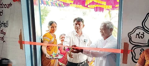 ಯಲಬುರ್ಗಾ ತಾಲೂಕಿನ ಬುಡಕುಂಟಿ ಗ್ರಾಮದಲ್ಲಿ ಶಿಶು ಅಭಿವೃದ್ಧಿ ಯೋಜನಾಧಿಕಾರಿ ಬೆಟದಪ್ಪ ಮಾಳೆಕೊಪ್ಪ ಅಂಗನವಾಡಿ ಕೇಂದ್ರ ಉದ್ಘಾಟಿಸಿದರು. ಅಂಗನವಾಡಿ ಮೇಲ್ವಿಚಾರಕಿ ಲಲಿತಾ ನಾಯಕ್ ಇದ್ದರು.