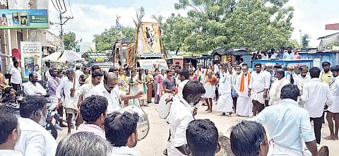 ಸಿದ್ದಾಪುರದಲ್ಲಿ ಹಾಲುಮತ ಸಮುದಾಯದ ಗೋವಿಂದರಾರಾವಿ ದೇವರ ಪಲ್ಲಕ್ಕಿ ಉತ್ಸವ ನಿಮಿತ್ತ ಕನಕದಾಸರ ಭಾವಚಿತ್ರ ಮೆರವಣಿಗೆ ಮಾಡಲಾಯಿತು. ಪ್ರಮುಖರಾದ ಜನಗಂಡೆಪ್ಪ ಪೂಜಾರ್, ರಾಮಣ್ಣ, ರಾರಾಯಪ್ಪ, ಗೋವಿಂದಪ್ಪ ಇತರರಿದ್ದರು.