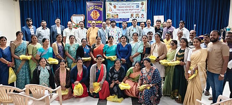 ಹಾಸನಾಂಬ ಲಯನ್ಸ್ ಕ್ಲಬ್‌ನಿಂದ ಬಾಗಿನ ವಿತರಣೆ