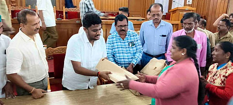 ಪೌರಕಾರ್ಮಿಕರಿಗೆ ಬಾಗಿನ