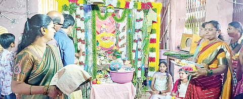 ಚನ್ನರಾಯಪಟ್ಟಣದ ಶ್ರೀ ಸಂಕಷ್ಟಹರ ಗಣಪತಿ ದೇವಸ್ಥಾನದಲ್ಲಿ ಪ್ರತಿಷ್ಠಾಪಿಸಲಾಗಿದ್ದ ಸ್ವರ್ಣಗೌರಿಗೆ ಸುಮಂಗಲಿಯರು ಬಾಗಿನ ಅರ್ಪಿಸಿದರು.