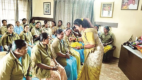 ಚನ್ನರಾಯಪಟ್ಟಣದ ಶಾಸಕರ ನಿವಾಸದಲ್ಲಿ ಮಹಿಳಾ ಪೌರಕಾರ್ಮಿಕರಿಗೆ ಕುಸುಮಾ ಬಾಲಕೃಷ್ಣ ಬಾಗಿನ ನೀಡಿದರು.
