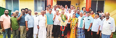 ದಮ್ಮನಿಂಗಳ ಗ್ರಾಮ ಪಂಚಾಯಿತಿಗೆ ಅವಿರೋಧವಾಗಿ ಆಯ್ಕೆಯಾದ ಅಧ್ಯಕ್ಷ ಡಿ.ಜೆ.ರಾಮಕೃಷ್ಣ, ಉಪಾಧ್ಯಕ್ಷೆ ಐ.ಕೆ.ಪುಷ್ಪಾ ರಾಮಕೃಷ್ಣಾಚಾರ್ ಅವರನ್ನು ಅಭಿನಂದಿಸಲಾಯಿತು.