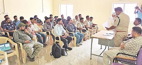 ಸಕಲೇಶಪುರ ಪಟ್ಟಣದ ರೈಲ್ವೆ ಇಲಾಖೆ ಸಭಾಂಗಣದಲ್ಲಿ ಆಯೋಜಿಸಿದ್ದ ತರಬೇತಿ ಕಾರ್ಯಕ್ರಮದಲ್ಲಿ  ಹೇಮಂತ್ ಕುಮಾರ್ ಮಾತನಾಡಿದರು.