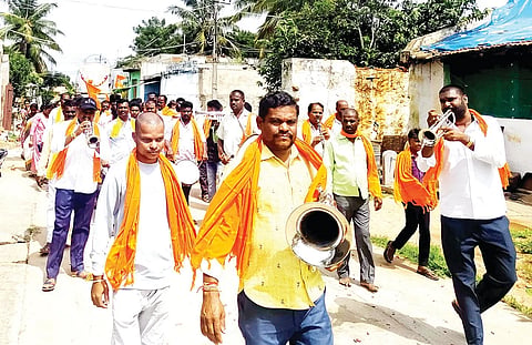 ಕಾನಹೊಸಹಳ್ಳಿಯಲ್ಲಿ ಕುಳುವ ಸಮುದಾಯದಿಂದ ಕಾಯಕಯೋಗಿ ನುಲಿಯ ಚಂದಯ್ಯ ಭಾವಚಿತ್ರದ ಮೆರವಣಿಗೆ ನಡೆಯಿತು.