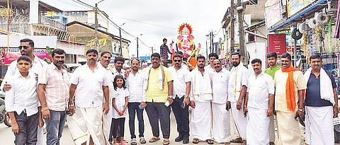 ಬೇಲೂರಿನ ಜ್ಯೂನಿಯರ್ ಕಾಲೇಜು ಆವರಣದ ರಂಗ ಮಂದಿರದಲ್ಲಿ ಪ್ರತಿಷ್ಠಾಪಿಸಲು ಗಣೇಶ ಮೂರ್ತಿಯನ್ನು ಮೆರವಣಿಗೆಯಲ್ಲಿ ಕರೆ ತರುತ್ತಿರುವುದು.