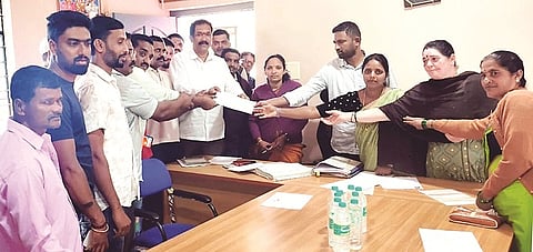 ಹುನುಗನಹಳ್ಳಿ ಪಂಚಾಯಿತಿ ಅಭಿವೃದ್ಧಿ ಅಧಿಕಾರಿ ರೇವತಿ ಬಾರ್ಕೂರ್ ಅವರಿಗೆ ಚೀಕನಹಳ್ಳಿ-ಹುನುಗನಹಳ್ಳಿ ವ್ಯಾಪ್ತಿಯ ಗ್ರಾಮಸ್ಥರು ಮನವಿ ಸಲ್ಲಿಸಿದರು.