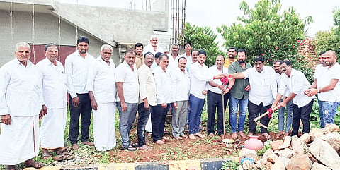 ಲೋಕಸಭಾ ಸದಸ್ಯರ ಅನುದಾನದಡಿ ಬೇಲೂರು ತಾಲೂಕಿನ ಹೆಬ್ಬಾಳು ಗ್ರಾಮದಲ್ಲಿ ಅಡುಗೆಮನೆ ಮತ್ತು ಶೌಚಗೃಹ ಕಾಮಗಾರಿಗೆ ಭೂಮಿ ಪೂಜೆ ನೆರವೇರಿಸಲಾಯಿತು. ದೇಶಾಣಿ ಆನಂದ್, ಬಿ.ಎಂ.ಸಂತೋಷ್, ಪೈಂಟ್ ರವಿ, ಹೆಬ್ಬಾಳು ಉಮಾಶಂಕರ್, ವಿಜ್ಞೇಶ್ ಇತರರು ಇದ್ದರು.