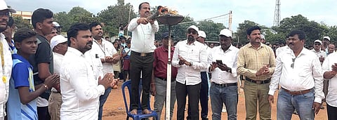 ಕಂಪ್ಲಿಯಲ್ಲಿ ವಲಯ ಮಟ್ಟದ ಪ್ರೌಢಶಾಲಾ ಕ್ರೀಡಾಕೂಟಕ್ಕೆ ನರೇಗಾ ಎಡಿ ಕೆ.ಎಸ್.ಮಲ್ಲನಗೌಡ ಚಾಲನೆ ನೀಡಿದರು. ಸರ್ಕಾರಿ ಪ್ರಾಥಮಿಕ ಶಾಲೆ ಶಿಕ್ಷಕರ ಸಂಘದ ತಾಲೂಕು ಅಧ್ಯಕ್ಷ ಹನುಮಂತಪ್ಪ, ಪ್ರೌಢಶಾಲಾ ಶಿಕ್ಷಕರ ಸಂಘದ ತಾಲೂಕು ಅಧ್ಯಕ್ಷ ಟಿ.ಎಂ.ಬಸವರಾಜ, ಸದಸ್ಯ ಸರ್ವೇಶ್, ದೈಹಿಕ ಶಿಕ್ಷಣ ಶಿಕ್ಷಕರ ಸಂಘದ ತಾಲೂಕು ಅಧ್ಯಕ್ಷ ಅಶೋಕರೆಡ್ಡಿ ಇತರರಿದ್ದರು.
