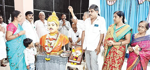 ಸಿಂಧನೂರಿನಲ್ಲಿ ಮೌಢ್ಯಮುಕ್ತ ಬದುಕಿಗಾಗಿ ವಚನ ಶ್ರವಣ ಹಾಗೂ ಮಹಾಂತ ಶಿವಯೋಗಿಗಳ ಜನ್ಮ ದಿನ ಕಾರ್ಯಕ್ರಮ ನಡೆಯಿತು. ಲೇಖಕ ಡಾ.ಮಲ್ಲಿಕಾರ್ಜುನ ಕಮತಗಿ, ಟಿಎಪಿಸಿಎಂಎಸ್ ಅಧ್ಯಕ್ಷ ಮಲ್ಲನಗೌಡ ಬಾದರ್ಲಿ, ನಿತ್ಯ ಸಂಜೀವಿನಿ ಸಹಕಾರಿ ಅಧ್ಯಕ್ಷ ಟಿ.ಎಂ.ಪಾಟೀಲ್, ಪುರಸಭೆ ಮಾಜಿ ಅಧ್ಯಕ್ಷೆ ದೇವಿರಮ್ಮ, ದಾಸೋಹಿಗಳಾದ ಶ್ವೇತಾ ದೊಡ್ಡಬಸವ ನಗರನೂರು, ಜ್ಯೋತಿ ಸಂಗನಗೌಡ ಬಲ್ಲಟಗಿ ಇದ್ದರು.