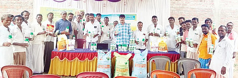 ಜಾಲಹಳ್ಳಿಯಲ್ಲಿ ಪಿಎಂ ಪ್ರಣಾಮ್ ರೈತರ ಸಂಗೋಷ್ಠಿ ಹಾಗೂ ನ್ಯಾನೋ ಗೊಬ್ಬರ ಜಾಗೃತಿ ಕಾರ್ಯಕ್ರಮದಲ್ಲಿ ವರ್ತಕ ಸಂಜೀವರೆಡ್ಡಿ ಸಾಹುಕಾರ, ಕೃಷಿ ಅಧಿಕಾರಿಗಳಾದ ಆಂಜನೇಯ ರಾಠೋಡ್, ರಂಗಪ್ಪ, ಪ್ರಮುಖರಾದ ಮಲ್ಲಿಕಾರ್ಜುನ ಮಲ್ಕಾಪುರ, ಶಂಕರಗೌಡ ಪೊ.ಪಾ, ಶ್ರೀನಿವಾಸ್ ರೆಡ್ಡಿ, ಮಾನಯ್ಯ, ಶಿವಪ್ಪ ಇತರರಿದ್ದರು.