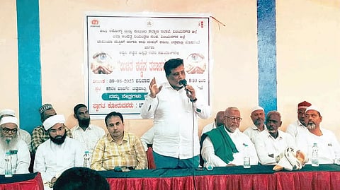 ಹೊಸಪೇಟೆಯ ಚಿತ್ತವಾಡ್ಗಿ ಶಾದಿಮಹಲ್ ಆವರಣದಲ್ಲಿ ಹಮ್ಮಿಕೊಂಡಿದ್ದ ಉಚಿತ ಕಣ್ಣಿನ ತಪಾಸಣೆ ಶಿಬಿರದಲ್ಲಿ ಹುಡಾ ಅಧ್ಯಕ್ಷ ಎಚ್.ಏನ್ ಮೊಹಮ್ಮದ್ ಇಮಾಮ್ ನಿಯಾಜಿ ಮಾತನಾಡಿದರು. ಪ್ರಮುಖರಾದ ಅಬುಬಕರ್, ರಫೀಕ್, ಖಾಜಾ ಹುಸೇನ್ ನಿಯಾಜಿ, ಚಾಂದ್ ಬಾಷಾ, ಇಂತಿಯಾಜ್, ಜಾಕೀರ್, ಕರೆಂಗಲಿ ನಜೀರ್, ಮೆಹಬೂಬ ಸಾಬ್, ಹನೀಫ್ ಇತರರಿದ್ದರು.