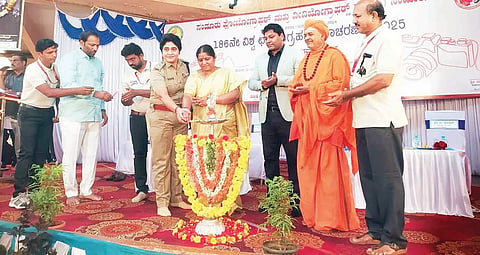 ಸಂಡೂರು ತಾಲೂಕು ಫೋಟೋಗ್ರಾಫರ್ಸ್‌ ಮತ್ತು ವಿಡಿಯೋ ಗ್ರಾಫರ್ಸ್‌ ಸಂಘದಿಂದ ಹಮ್ಮಿಕೊಂಡಿದ್ದ 186ನೇ ವಿಶ್ವ ಛಾಯಾಗ್ರಹಣ ದಿನ ಕಾರ್ಯಕ್ರಮವನ್ನು ಶಾಸಕಿ ಅನ್ನಪೂರ್ಣ ತುಕಾರಾಮ್ ಉದ್ಘಾಟಿಸಿದರು. ಪ್ರಭುಸ್ವಾಮೀಜಿ, ಎಸ್ಪಿ ಡಾ.ವಿ.ಜೆ.ಶೋಭಾರಾಣಿ, ಸಂಘದ ತಾಲೂಕು ಅಧ್ಯಕ್ಷ ಎಸ್.ಎಂ.ವಿನಯಕುಮಾರ್ ಇತರರಿದ್ದರು.