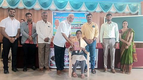 ಅರಕಲಗೂಡು ತಾಲೂಕು ಕೊಣನೂರು ಬಿ.ಎಂ.ಶೆಟ್ಟಿ ಸರ್ಕಾರಿ ಪ್ರಥಮ ದರ್ಜೆ ಕಾಲೇಜಿನಲ್ಲಿ ಏರ್ಪಡಿಸಿದ್ದ ಸ್ಪರ್ಧಾತ್ಮಕ ಪರೀಕ್ಷೆಗಳ ಉಚಿತ ತರಬೇತಿ ಕಾರ್ಯಕ್ರಮದಲ್ಲಿ ಪ್ರತಿಭಾವಂತ ವಿದ್ಯಾರ್ಥಿಗಳನ್ನು ಗೌರವಿಸಲಾಯಿತು. ಎ. ಮಂಜು, ರಾಜೀವ್, ಚೌಡೇಗೌಡ ಇತರರಿದ್ದರು.