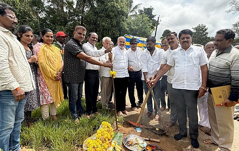 ಬೇಲೂರು ತಾಲೂಕಿನ ಅಗ್ಗಡಲು ಗ್ರಾಮದಲ್ಲಿ ರಸ್ತೆ ಕಾಮಗಾರಿಗೆ ಶಾಸಕ ಎಚ್.ಕೆ.ಸುರೇಶ್ ಭೂಮಿ ಪೂಜೆ ನೆರವೇರಿಸಿದರು. ರುದ್ರೇಗೌಡ, ಮಾದೇಗೌಡ, ಅಶೋಕ್, ರುದ್ರೇಶ್, ಮಧು, ರತನ್, ಸಿ.ಎಸ್.ಪ್ರಕಾಶ್ ಇತರರಿದ್ದರು.
