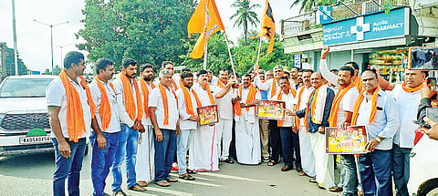 ಶ್ರೀ ಕ್ಷೇತ್ರ ಧರ್ಮಸ್ಥಳದ ವಿರುದ್ಧ ನಡೆಯುತ್ತಿರುವ ಅಪಪ್ರಚಾರ, ಷಡ್ಯಂತ್ರದ ವಿರುದ್ಧ ಜೆಡಿಎಸ್ ವತಿಯಿಂದ ಹಮ್ಮಿಕೊಂಡಿರುವ ಧರ್ಮಸ್ಥಳ ಸತ್ಯಯಾತ್ರೆಗೆ ಶಾಸಕ ಸಿ.ಎನ್.ಬಾಲಕೃಷ್ಣ ಚಾಲನೆ ನೀಡಿದರು. ಪರಮ ಕೃಷ್ಣೇಗೌಡ, ಹಿರಿಬಿಳ್ತಿ ಯೋಗೇಶ್, ಸಿಂಹಾದ್ರಿ ಮಂಜಣ್ಣ, ಪರಮ ದೇವರಾಜೇಗೌಡ ಇತರರು ಇದ್ದರು.